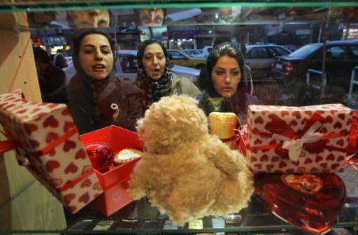 Iranian women look at Valentine's Day gifts. ©AFP