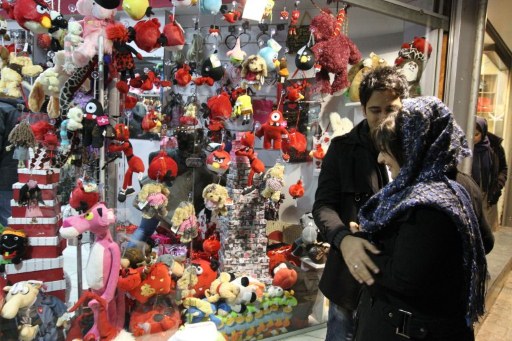 A young Iranian couple look at gifts on the eve of Valentine's Day. ©AFP