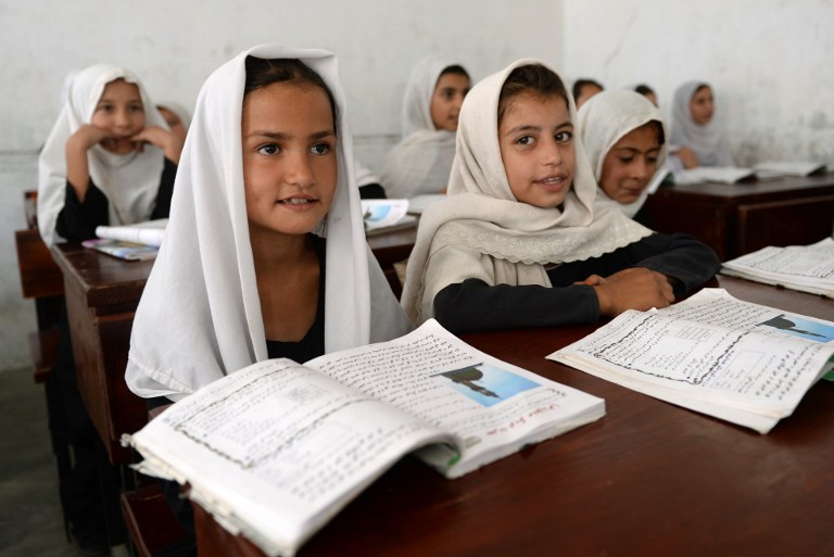 Schoolgirls listen as they sit in Shamsia Husseini's classroom. ©AFP