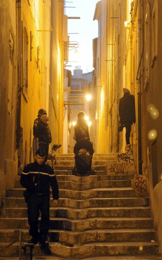 French gendarmes supervise the evacuation of 4,300 people of Marseille. ©AFP