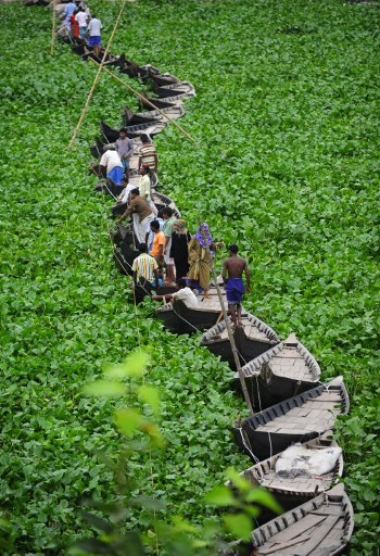 A floating boat bridge on the Buriganga river in Dhaka. ©AFP