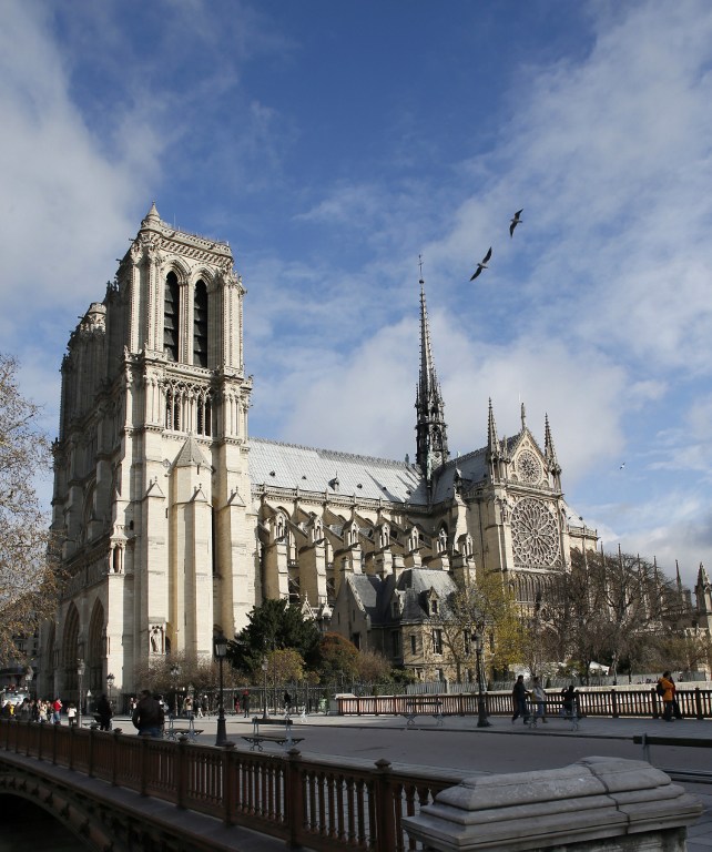 People walking on the bridge outside the Notre-Dame de Paris cathedral. ©AFP