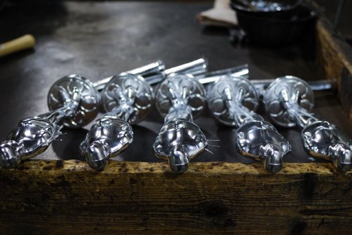 Freshly poured Oscar statuettes cool on a table at R.S. Owens in Chicago. ©AFP 