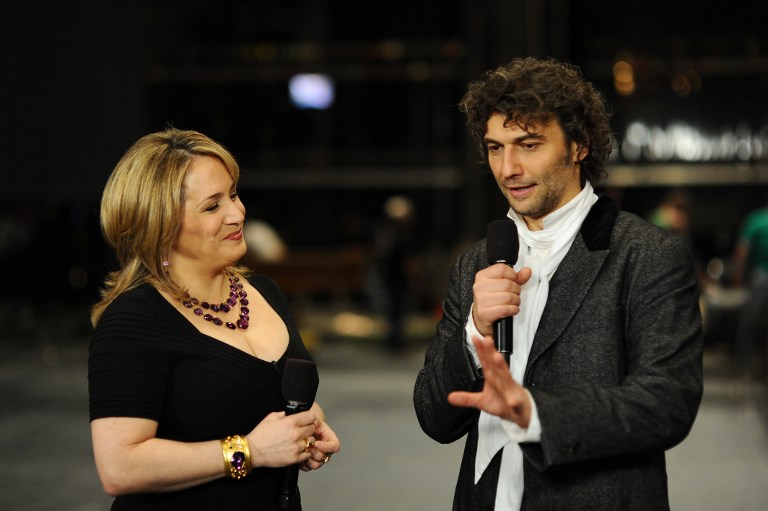 German tenor Jonas Kaufmann (R) is interviewed by US soprano Patricia Racette (L) backstage. ©AFP