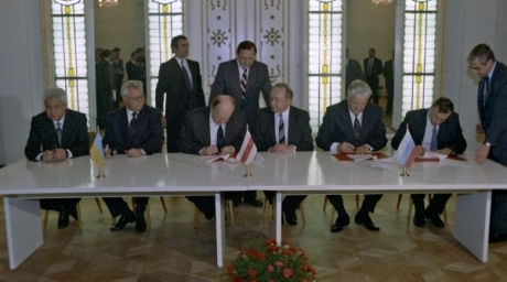 Russia's president Boris Yeltsin (sitting, second Right) agreed with his Belarus counterpart Stanislav Shushkevich (sitting, third Left) and Ukrainian president Leonid Kravchuk (sitting, second Left) to replace the USSR with a commonwealth that would not be a state on December 8, 1991 in Belarus. ©RIA Novosti