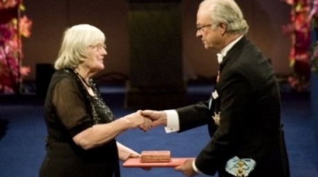 Dr. Ruth Edwards receives the Nobel Prize in Medicine from King Carl XVI Gustaf of Sweden (R) during the Nobel prize award ceremony. ©AFP 