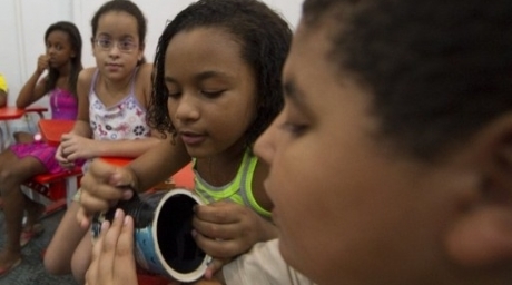 Young photography students prepare their pinhole cameras before a photo shooting during a class. ©AFP 