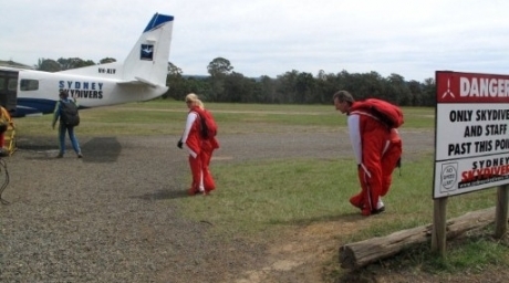 Australian skydiver and BASE jumper Heather Swan (C), with husband Glenn Singleman (R), preparing to board a plane at the Sydney Skydivers in Picton, west of Sydney. ©AFP 