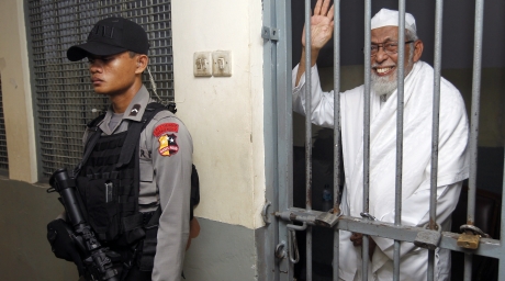 Islamic cleric Abu Bakar Bashir waves as he waits inside a cell before trial at the South Jakarta court on June 16, 2011. ©Reuters 