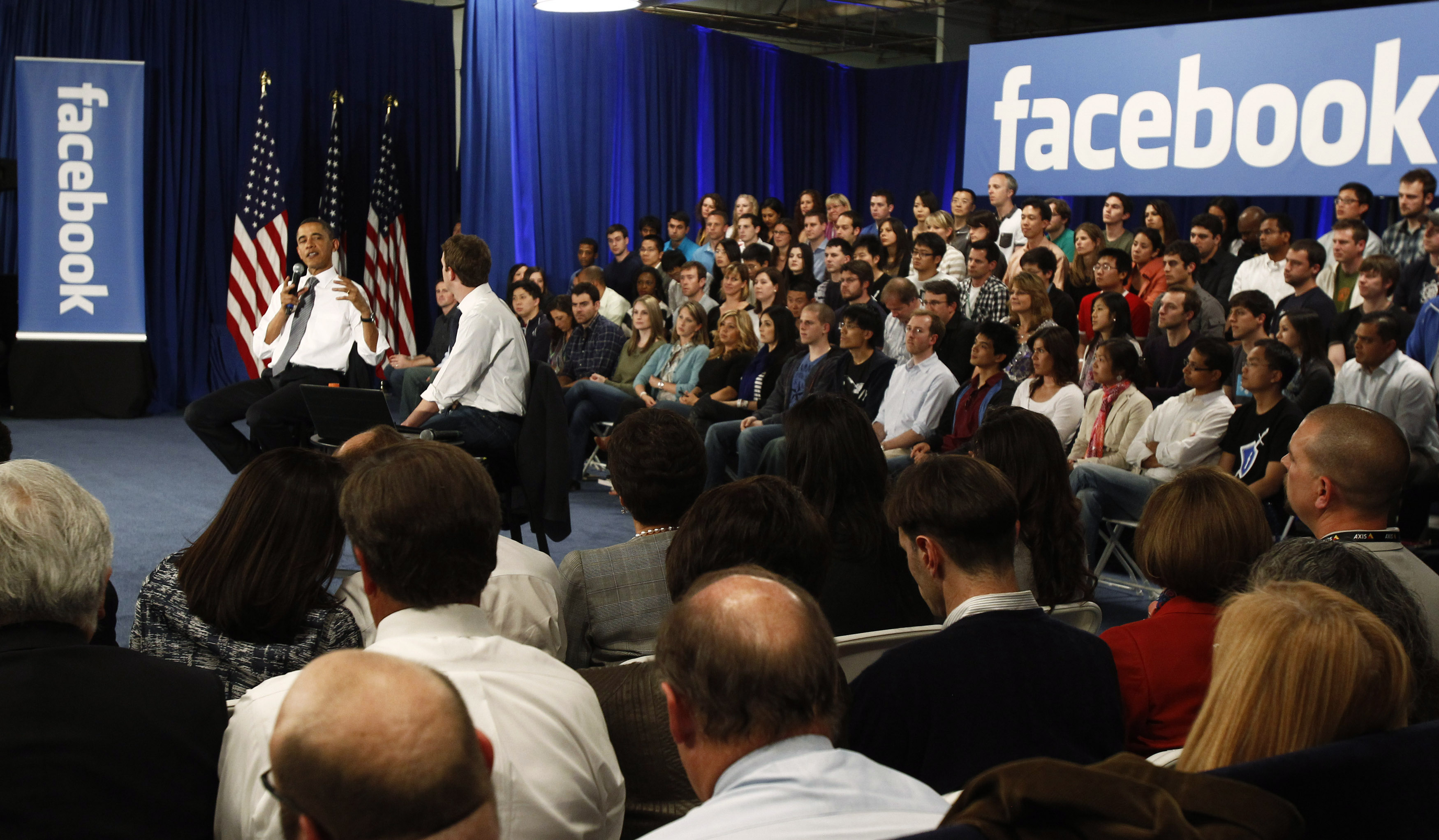 U.S. President Barack Obama attends a town-hall meeting with CEO Mark Zuckerberg. ©REUTERS/Jim Young 