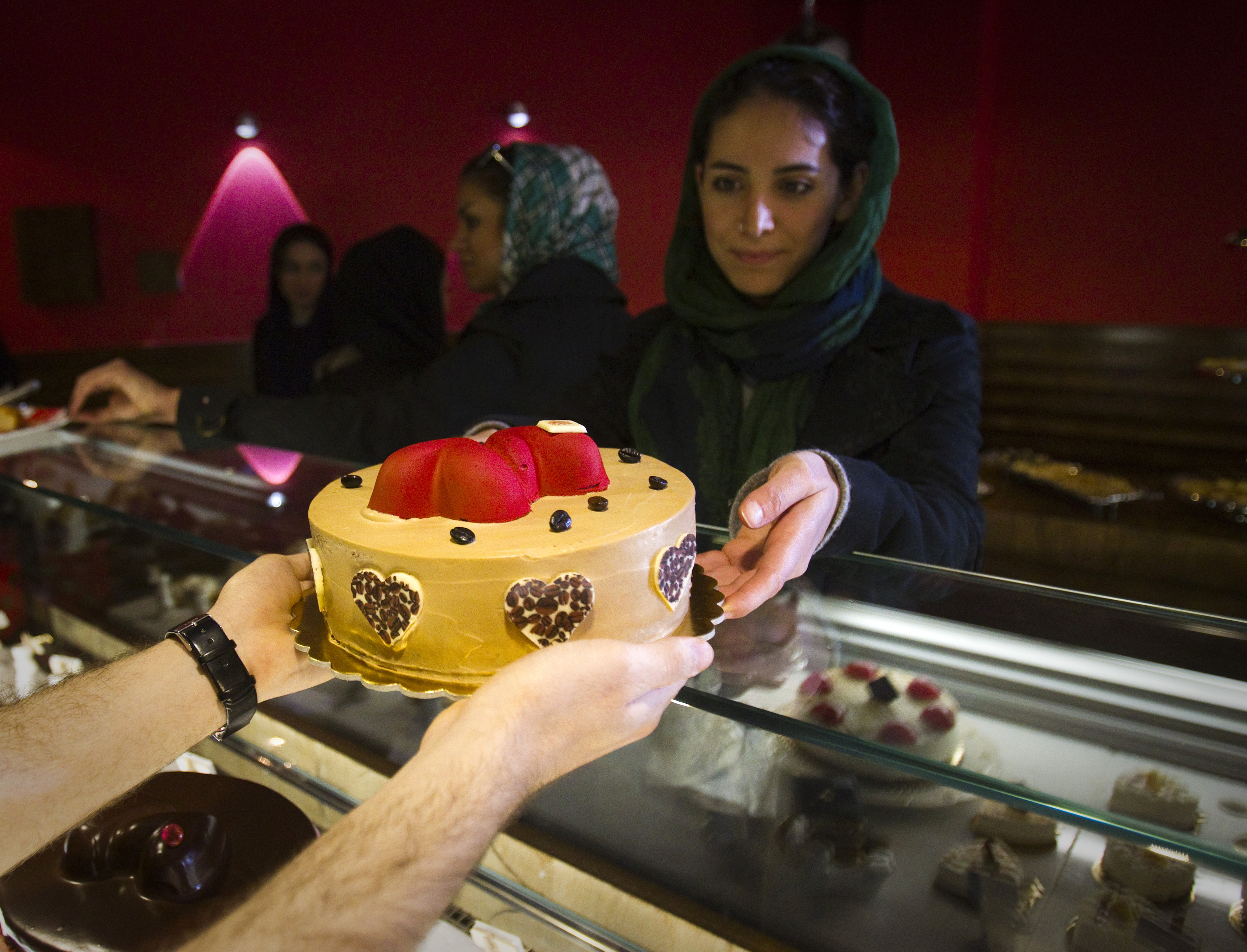  An Iranian woman buys a Valentine's Day cake. ©REUTERS/Raheb Homavandi