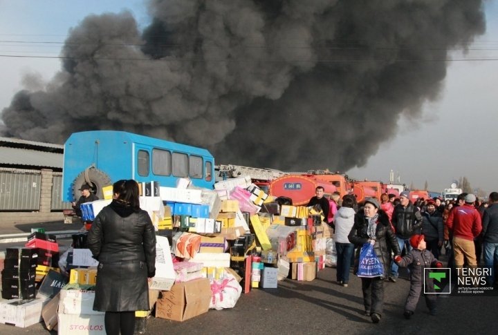 Some of the traders tried to save their goods. ©Vladimir Prokopenko