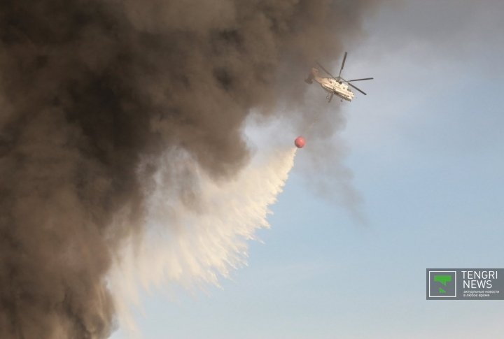 A KA-32 helicopter of KazAviaSpas emergency service helped extinguish the fire, making a total of 49 water discharges of 3 tons each. ©Vladimir Prokopenko