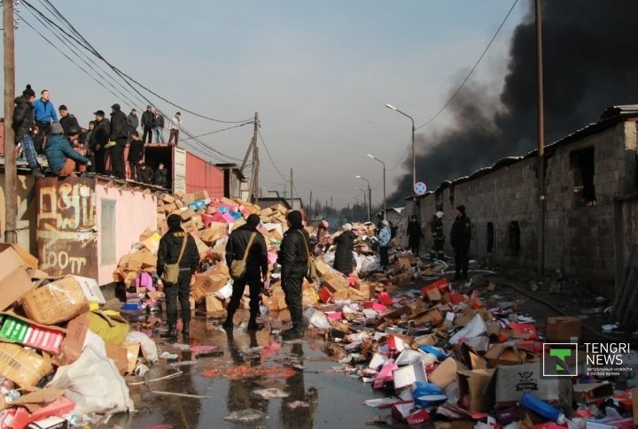 Traders evacuating undamaged goods.
©Vladimir Prokopenko