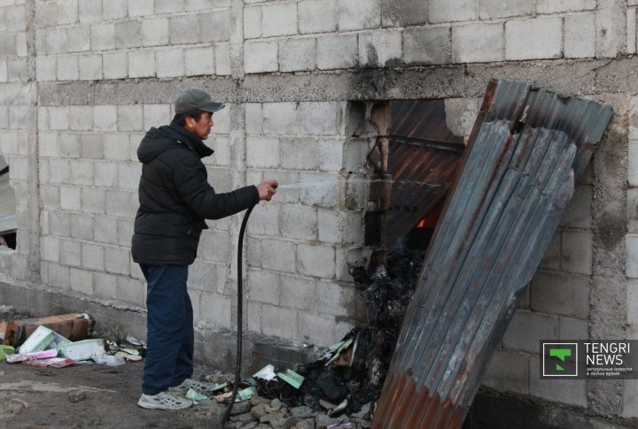 The traders tried to help extinguish the fire. ©Vladimir Prokopenko
