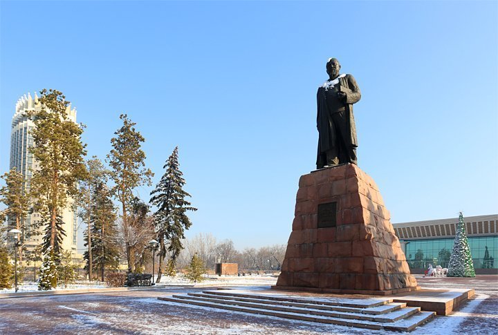 A monument to famous Kazakh writer Abai Kunanbayev. ©Yaroslav Radlovsky