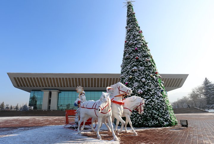 Christmas tree in front of the Republic Palace. ©Yaroslav Radlovsky