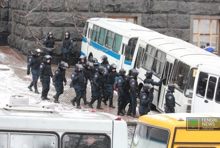 Buses of policemen were arriving to the square. ©Vladimir Prokopenko