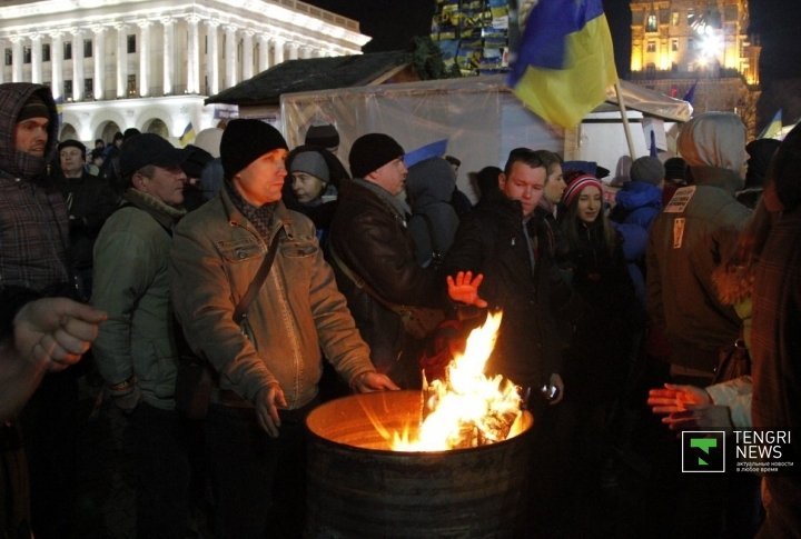 Activists bask at the fire. ©Vladimir Prokopenko