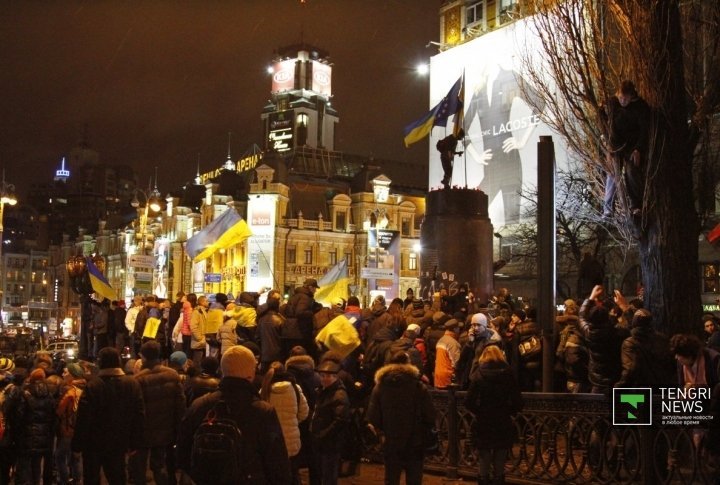 Pro-EU Ukrainian demonstrators kept up their protest against President Viktor Yanukovych after symbolically toppling the statue of the Soviet Union's founder Vladimir Lenin during a gigantic rally in central Kiev. ©Vladimir Prokopenko