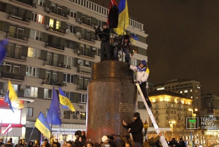 The protesters erected Ukranian and EU flags instead of monument. ©Vladimir Prokopenko