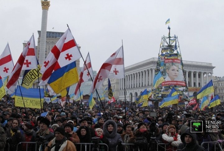 Protesters shout pro-Western and anti-government slogans and wave EU, Ukrainian flags; even some Georgian flags were spotted. ©Vladimir Prokopenko