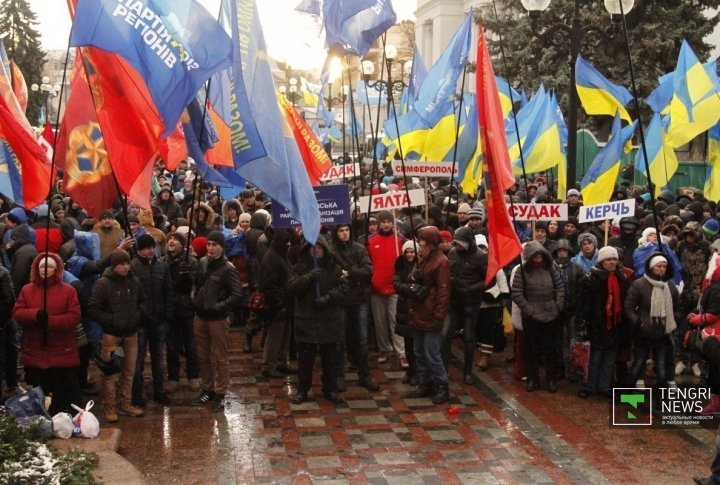 But Yanukovich's supporters lost to EuroMaidan activists by number. ©Vladimir Prokopenko
