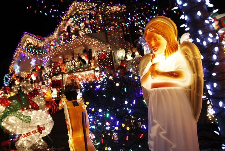 A figure of an angel near a house decorated with Christmas lights in the borough of Queens in New York. ©Reuters/Shannon Stapleton