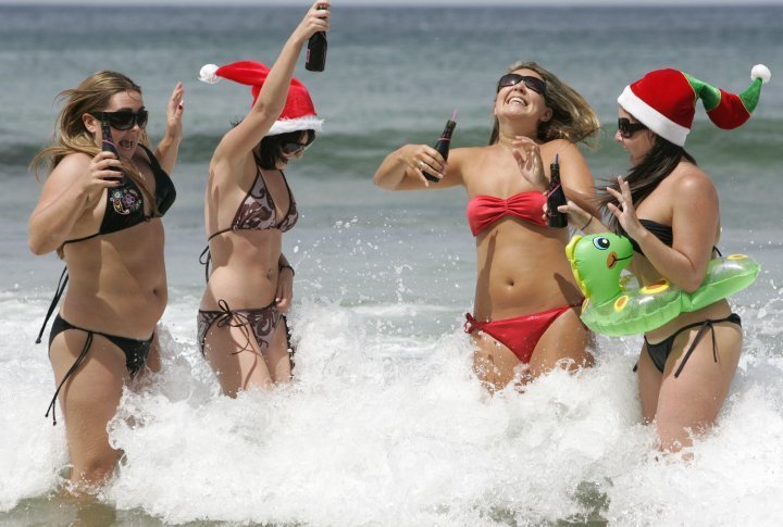 Girls from England splash in the shallows on Christmas Day at Manly Beach in Sydney, Australia. ©Reuters/Will Burgess