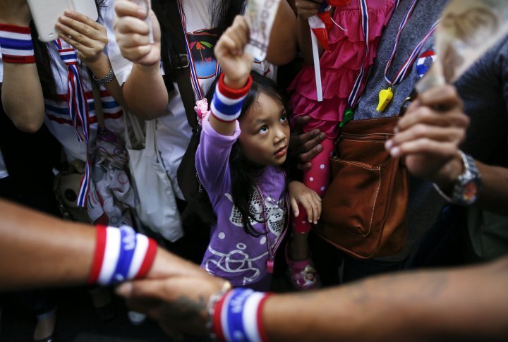 A girl wants to donate money for protesters. ©Reuters