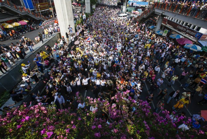 Anti-government protests at the main road that leads to the government complex in Bangkok. ©Reuters