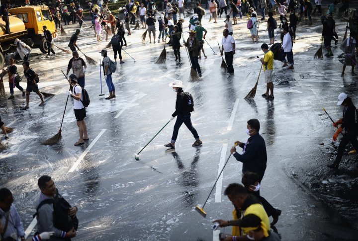 Demostrators are sweeping the streets after several clashes and rallies near the Democracy monument. ©Reuters