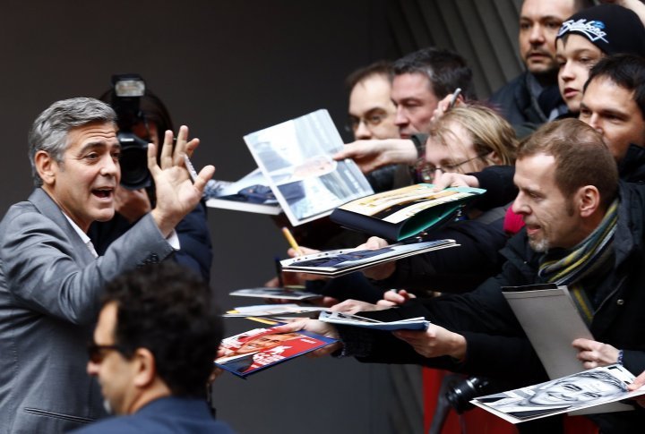 George Cloony dispenses autographs on the red carpet of the Berlinale. ©Reuters