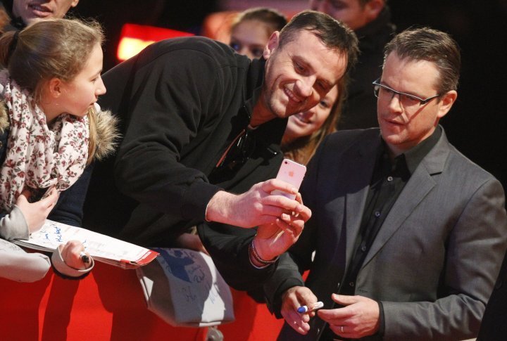 Actor Matt Damon dispenses autographs on the red carpet of the Berlinale. ©Reuters