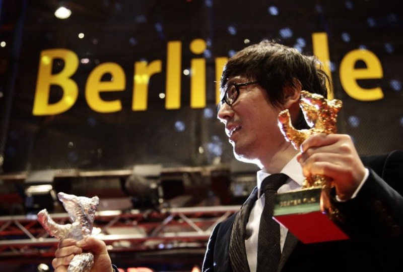 Diao Yinan, director of <i>Black Coal, Thin Ice</i>, holding the main prize of the Berlinale. ©Reuters