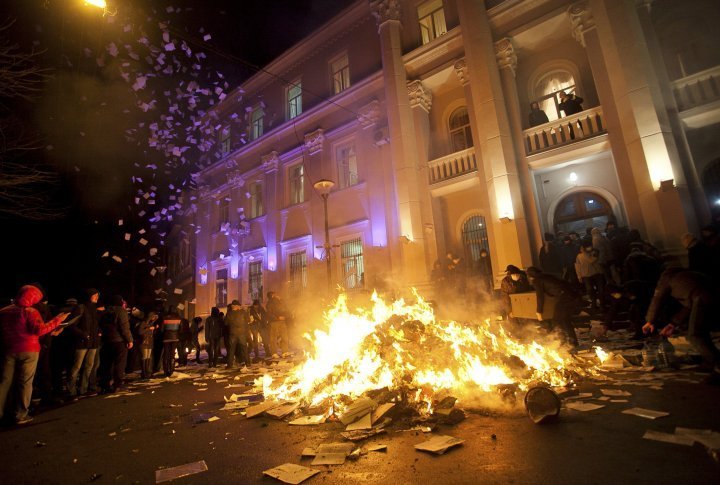 Anti-government protestors are burning documents in the State Prosecutor’s Office in Ternopil city. ©Reuters