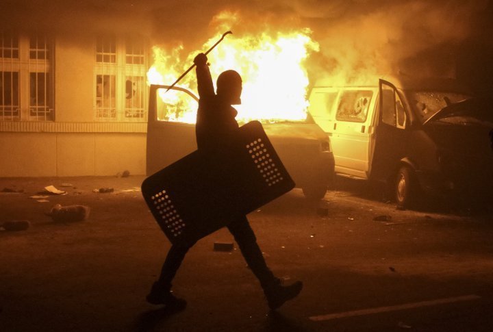 The anti-government rally if front of the building of the Security Service quarters of Ukraine in Lviv city. ©Reuters