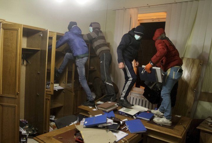 Anti-government protestors destroying documents in the Prosecutor's Office of Lviv city. ©Reuters