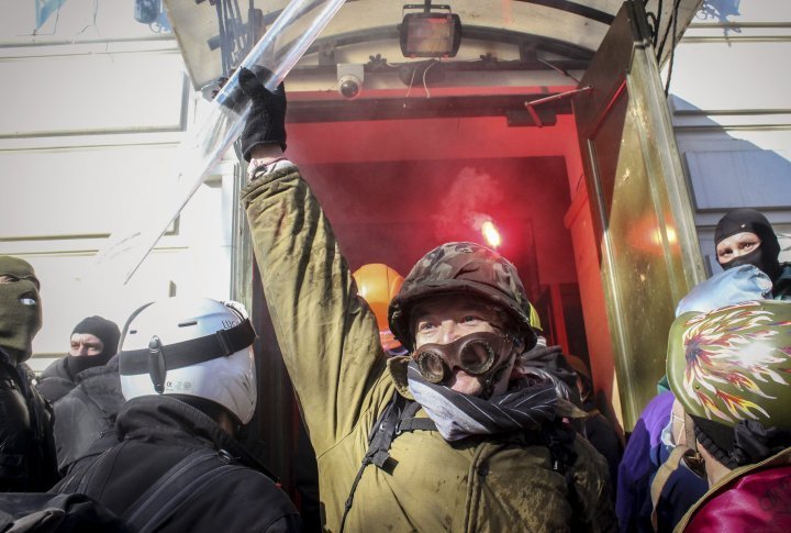The anti-government protestors are attacking the headquarters of the pro-presidential party in Kiev. ©Reuters