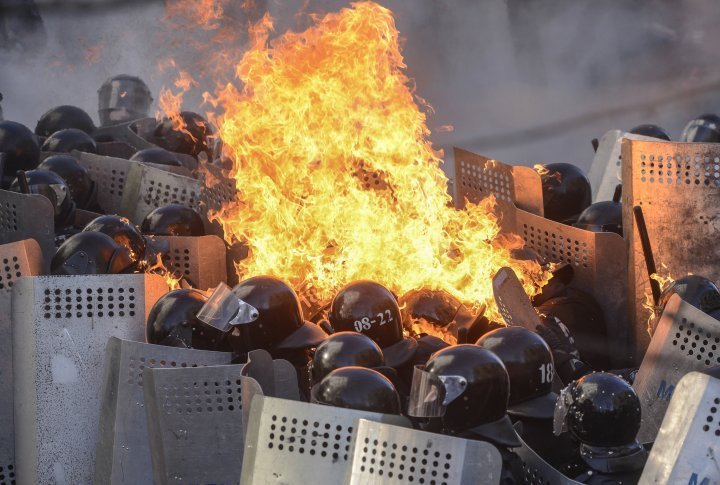 A molotov cocktail was thrown at the riot police. ©Reuters
