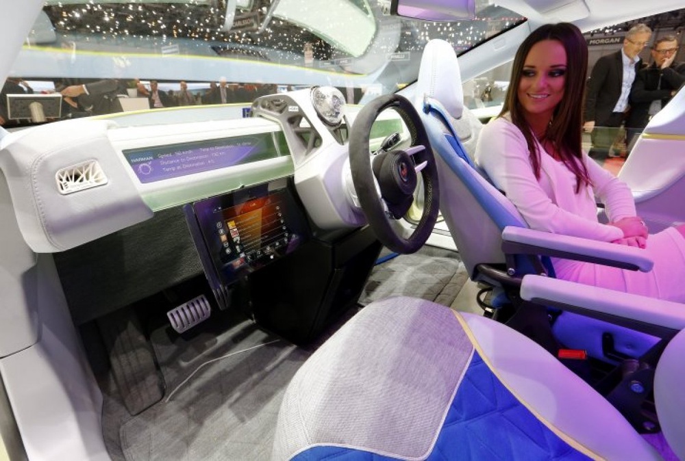  The model has swiveling recliners that сфт have 20 different levels of adjustment, 32-inch HD monitor in the rear, and an Italian espresso maker in the center.  ©REUTERS