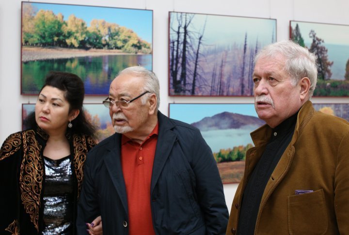 Igor Vovnyanko (R) author of the works and an actor Asanali Ashimov (C) with his wife.
