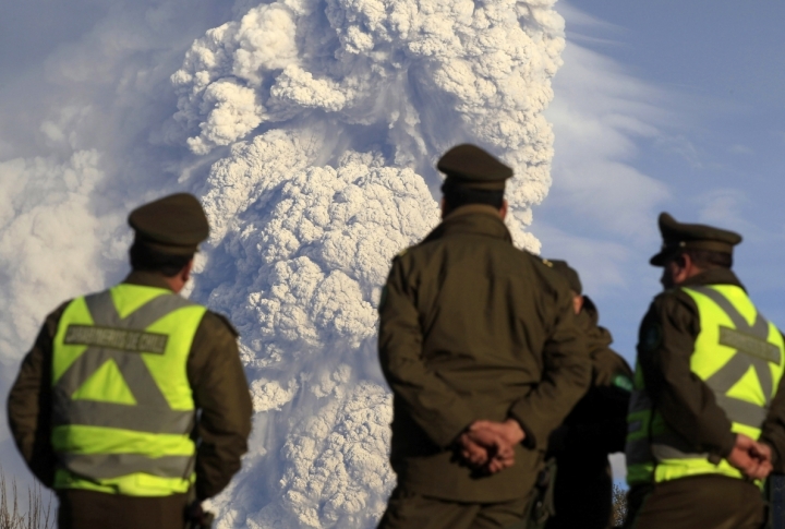 Chilean police watch volcano eruption. ©REUTERS/Ivan Alvarado