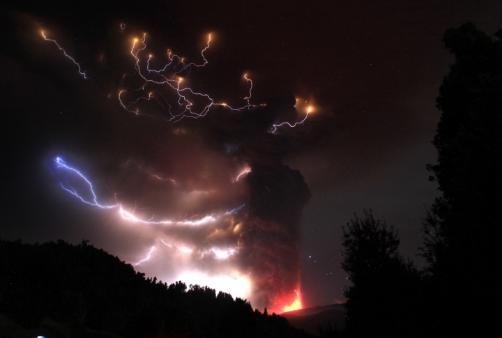 Lightnings pass through ash clouds. ©REUTERS/Ivan Alvarado