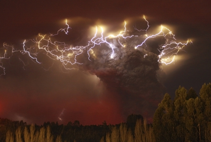 Lightnings pass through ash clouds. ©REUTERSChile