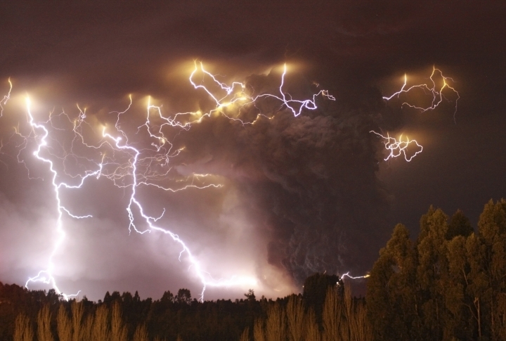 Lightnings pass through ash clouds. ©REUTERS