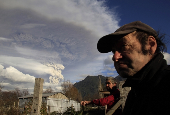 Locals watching eruption. ©REUTERS/Ivan Alvarado