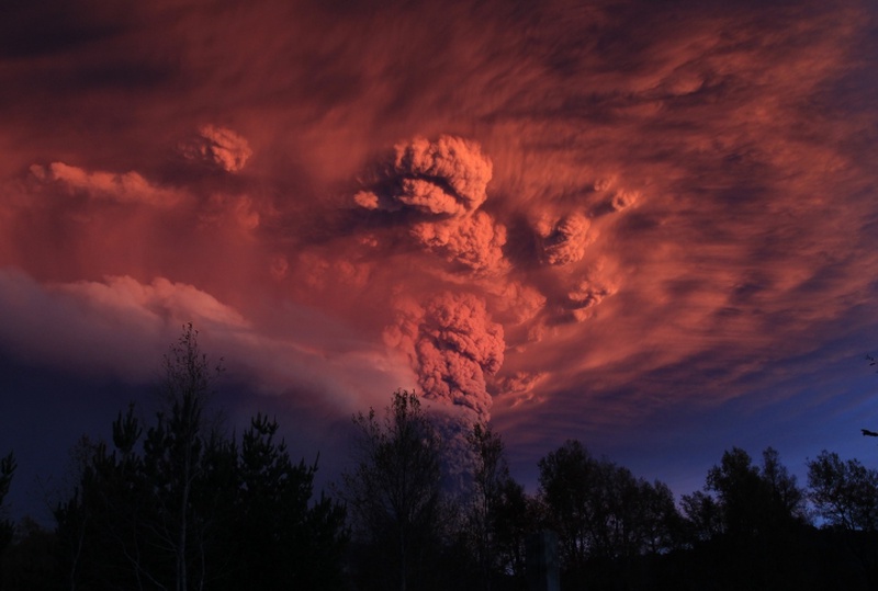 Ash and smoke column at sunset. ©REUTERS/Ivan Alvarado