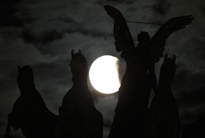 Lunar eclipse at the backgound of the Vittoriano monument on Piazza Venezia in Rome. ©REUTERS/Tony Gentile