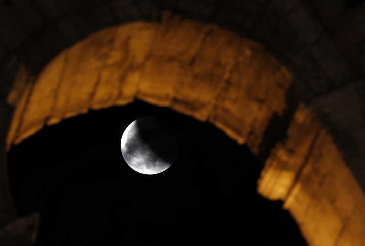 Lunar exlipse seen from ruins of Coliseum in Rome. ©REUTERS/Alessandro Bianchi